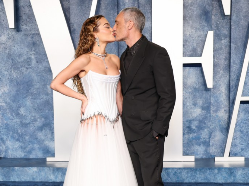 Rita Ora mahnit me fustan të bardhë, ndërsa i dhuron një puthje Taika Waititit në festën e Vanity Fair