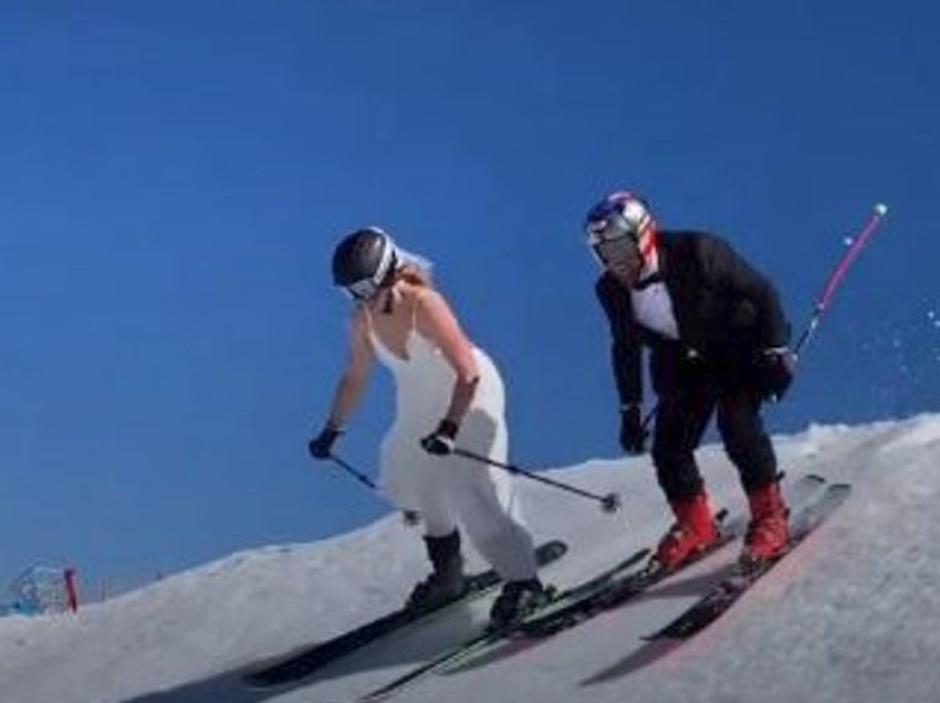 Me një fustan nusërie dhe kostum pensionohen nga skijimi