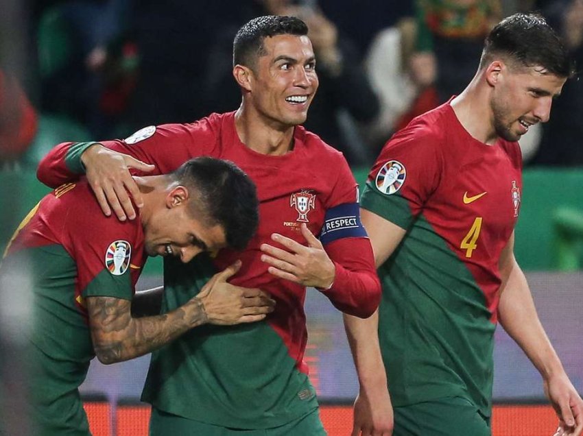 Ronaldo dy gola, Portugalia bindshëm