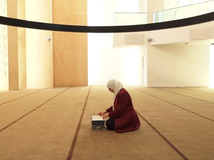 Gratë që agjërojnë/ Besimtarja e cila mban Ramazan që nga mosha 12 vjeçare