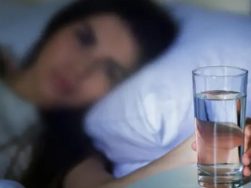 A duhet të pini ujë para gjumit?
