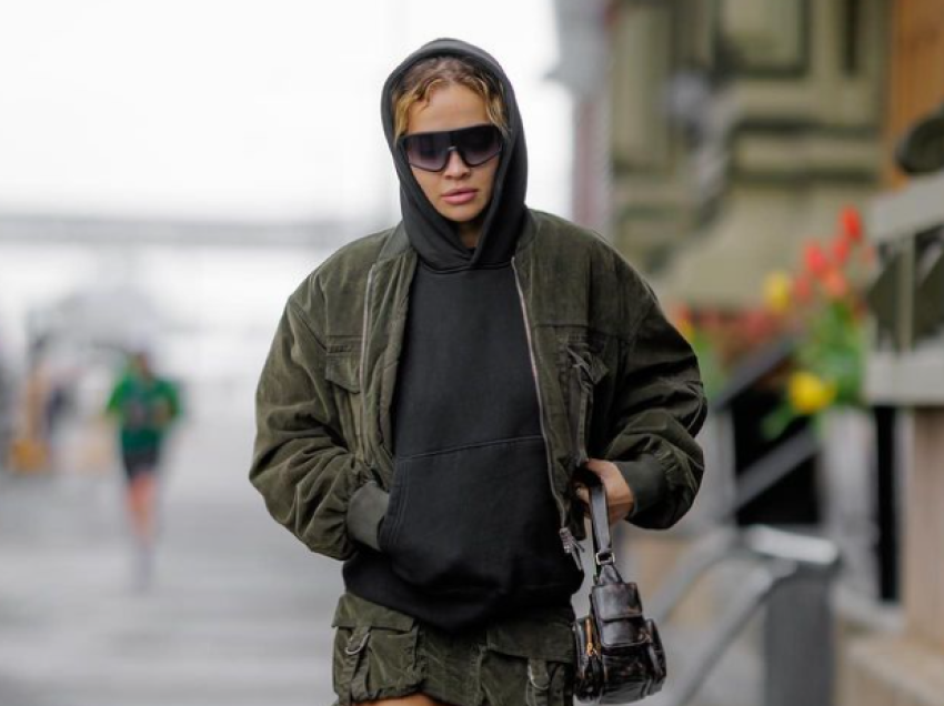 Rita Ora përmbyll javën me stil teksa pozon në veshje të ndryshme