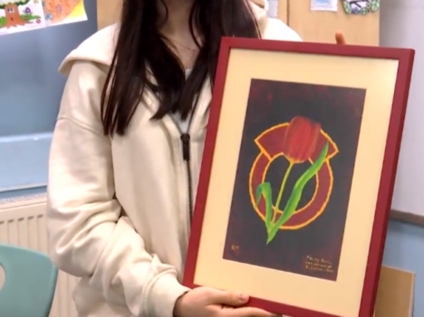 Rexhep Selimi befason nxënësin që i shkruajti letër, i bën dhuratë pikturë me emblemën e UÇK-së