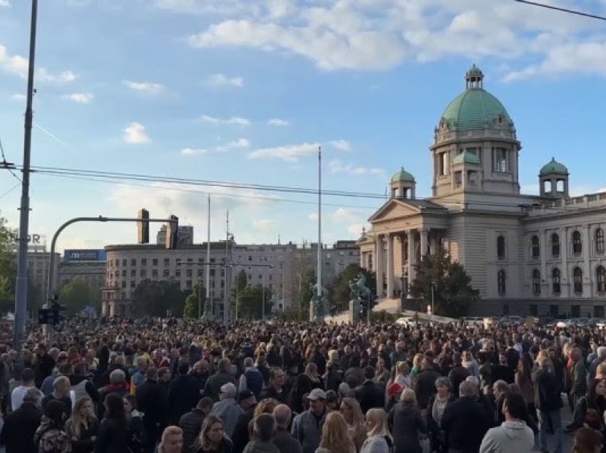 Mijëra njerëz protestojnë kundër dhunës në Serbi, kërkojnë dorëheqjen edhe të Vulinit