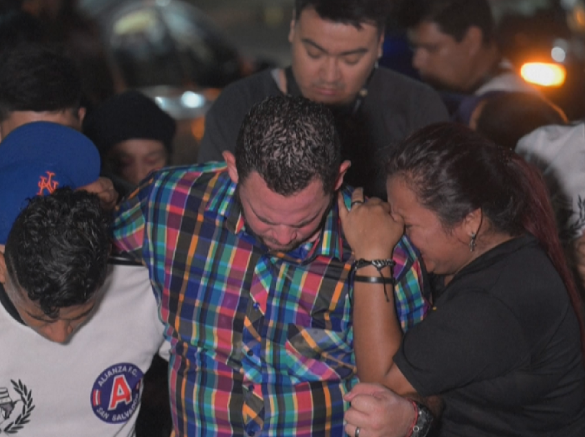 Tifozët në El Salvador mbajnë zi për 12 viktimat e shtypjes në stadium 