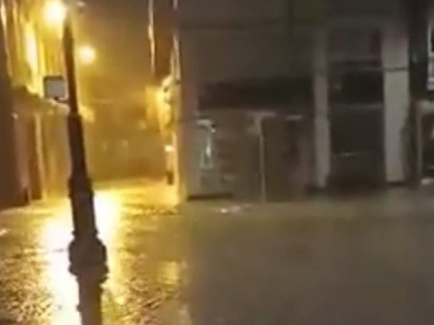 Shi i rrëmbyeshëm ra pas thatësirës në jug të Spanjës, rrugët  përmbytën e mbyllen shkollat