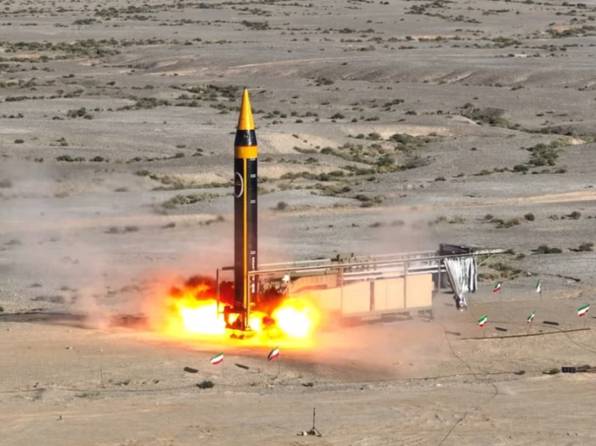 VOA/ Irani njofton se ka provuar me sukses një raketë të re balistike