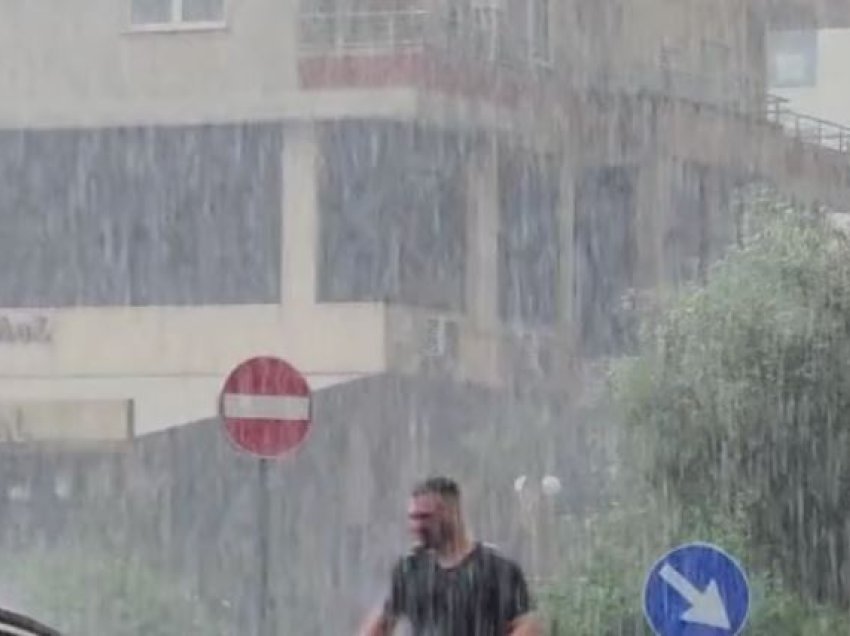 Shi i rrëmbyeshëm në Tiranë, kryeqyteti përfshihet nga stuhia dhe vetëtima