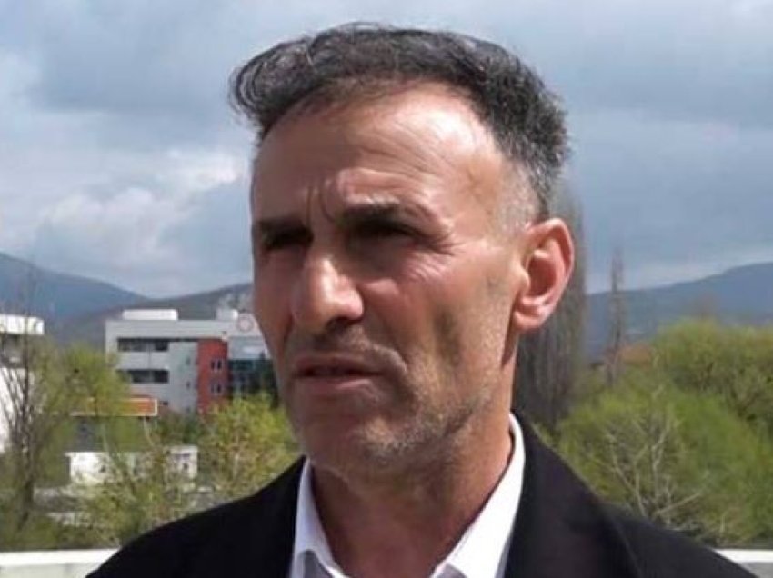 Kryetari i Leposaviqit edhe pas 14 orëve ende brenda në objektin e komunës 