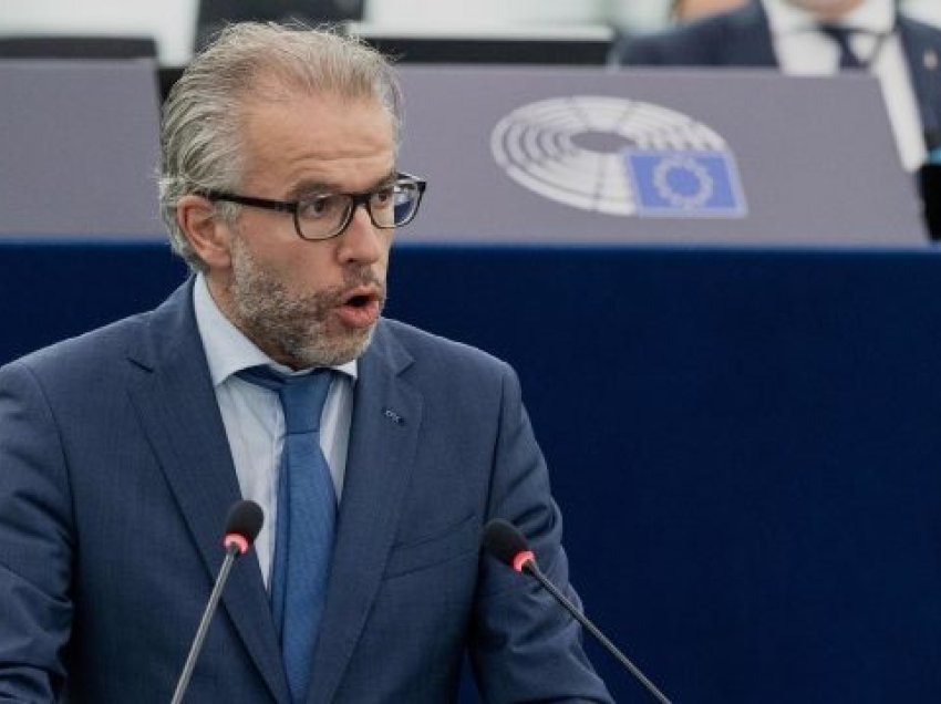 Eurodeputeti holandez: Perëndimi duhet t’ia tregojë kufirin Serbisë