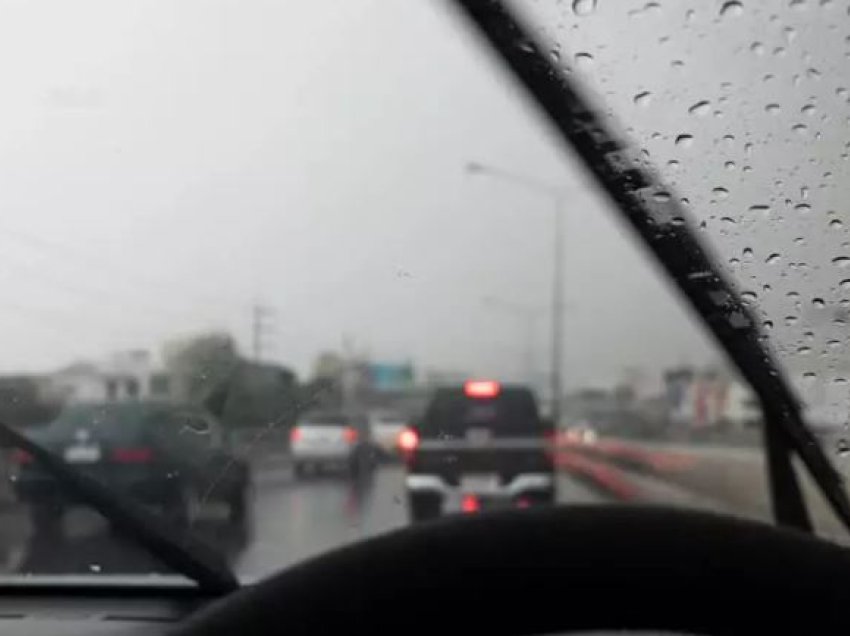 Mos i harroni KURRË, 2 veprimet kryesore para se të ngisni makinën në ditë me shi