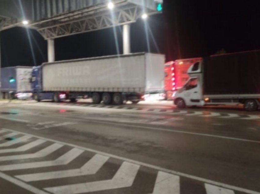 Petkoviq pretendon se 3 kamionë me barna nga Serbia janë futur mbrëmë në Kosovë