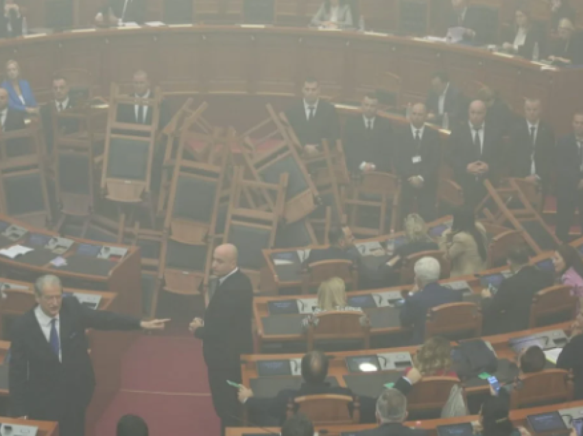Përfundon mes kaosit seanca plenare/ Deputetët e opozitës grumbulluan karriget në foltore, ndezën tymuese