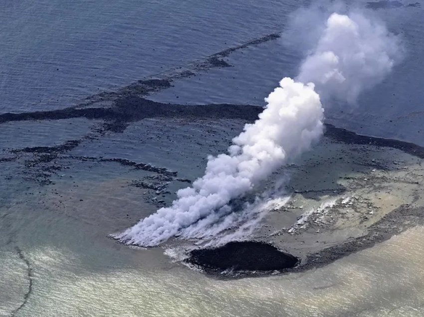 Shfaqet një ishull i ri në brigjet e Japonisë pas shpërthimit vullkanik nënujor