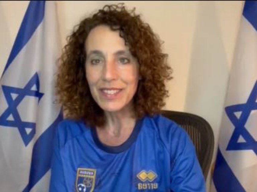 Ambasdadorja e Izraelit me bluzë të Kosovës: Pres një ndeshje të madhe, fitoftë më i miri