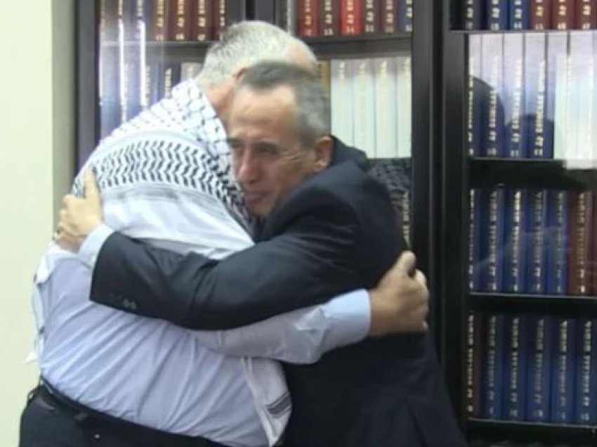 Ambasadori palestinez në Beograd përqafohet me Sheshelin
