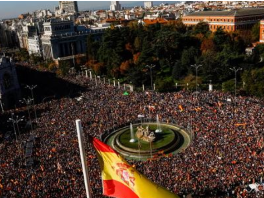 Protestë masive në Spanjë, qyetarët kundërshtojnë marrëveshjen për formimin e qeverisë