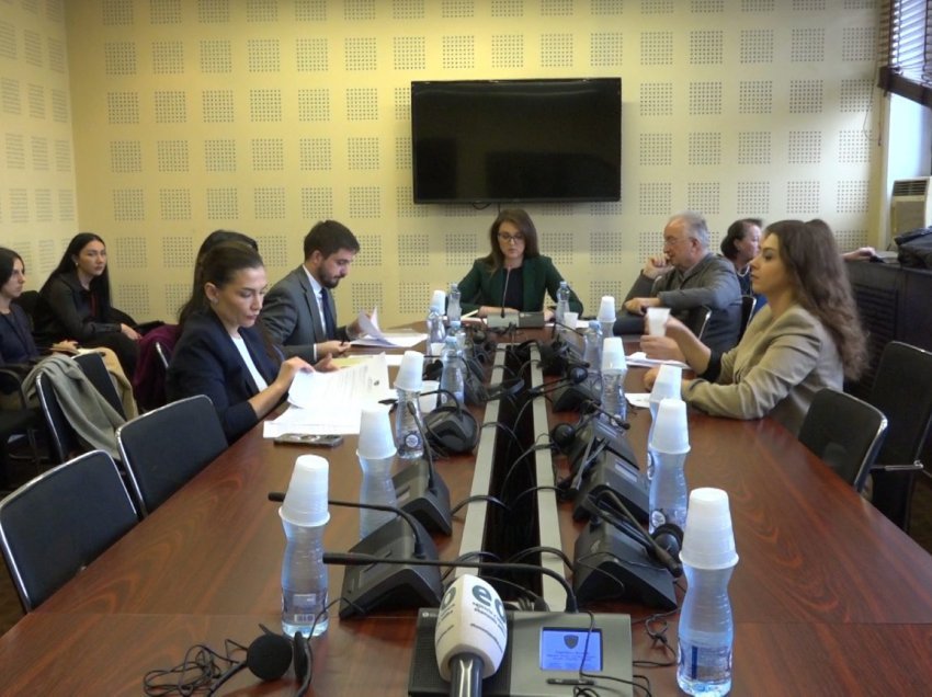 Komisioni për Punë të Jashtme diskuton me dyer të mbyllura për vizitat zyrtare