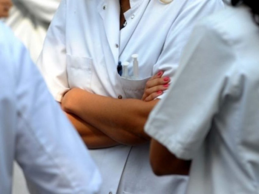 Duraku ngre alarmin: Për një natë kujdestari mjeku i merr 288 euro, infermieri vetëm 18