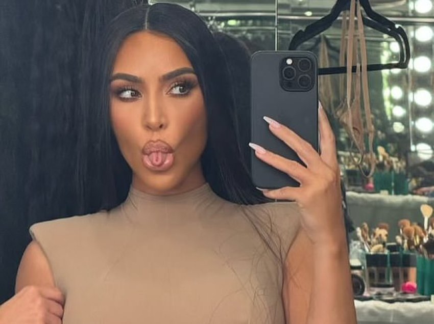 Kim Kardashian me poza provokative në Instagram, teksa shfaqet me një kostum të ngushtë “SKIMS”
