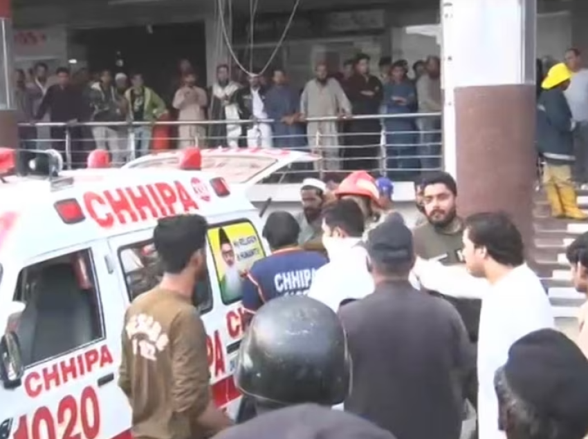 Nëntë të vdekur si pasojë e zjarrit në një qendër tregtare në Pakistan