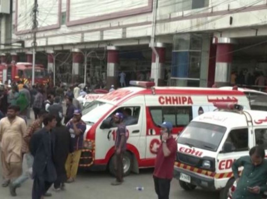 Zjarr në një qendër tregtare në Pakistan, 11 viktima e dhjetëra të plagosur
