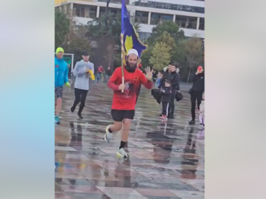 U nis nga Prishtina duke vrapuar për të nderuar Festën e Flamurit, momenti kur arrin në Tiranë atleti Erzen Zyberaj