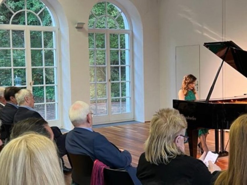 Pianistja Lule Elezi performon në Ditën kombëtare të Gjermanisë