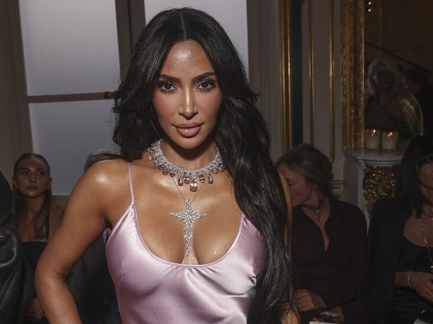 Kim Kardashian pëson një incident me veshjen, duke zbuluar të pasmet 