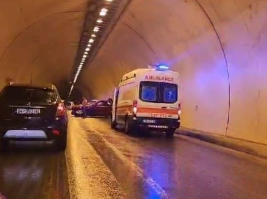 Aksident në tunelin e Elbasanit, shoferi humb kontrollin dhe përplaset me murin