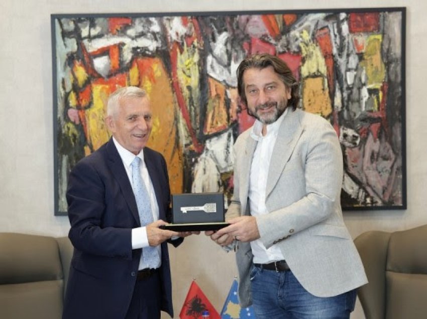 ​Ambasadori Minxhozi merr “Çelësin e Qytetit” në Prishtinë
