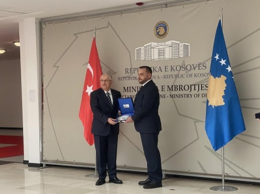 ​Ministri turk i Mbrojtjes: Dialogu është rruga e vetme për paqe e stabilitet në rajon