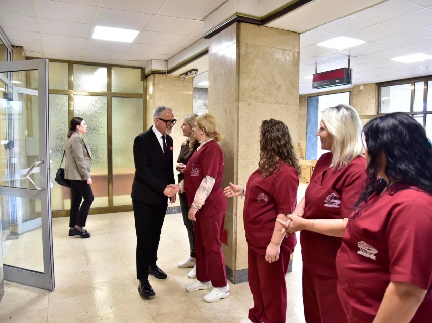 Ministri Vitia premton rritje të pagave për 30 për qind për punëtorët e higjienës në QKUK