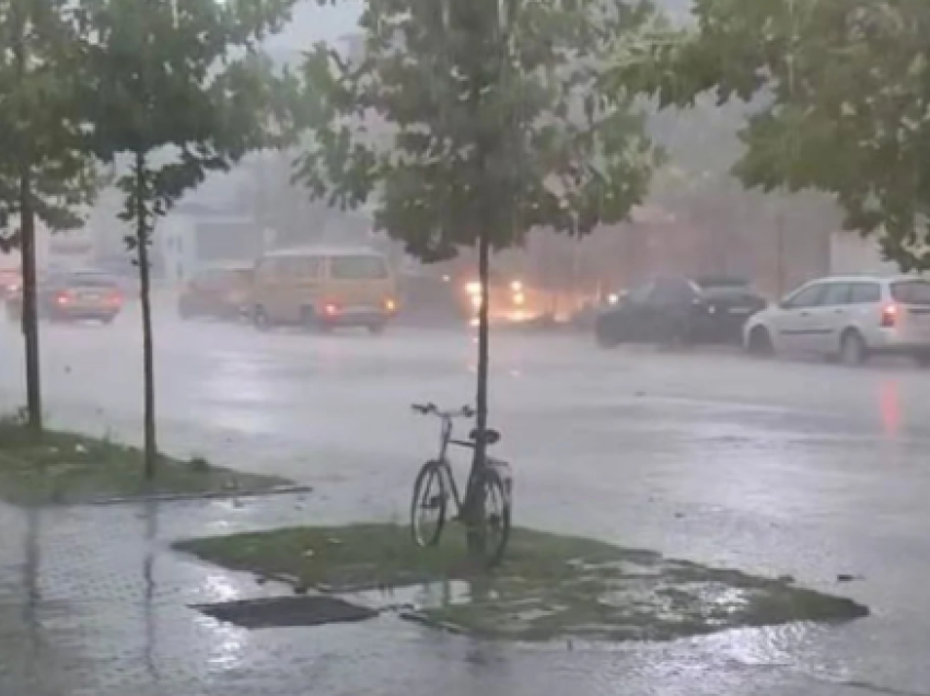 Stuhi edhe në Lushnjë! Erë e fortë dhe përmbytje në rrugë