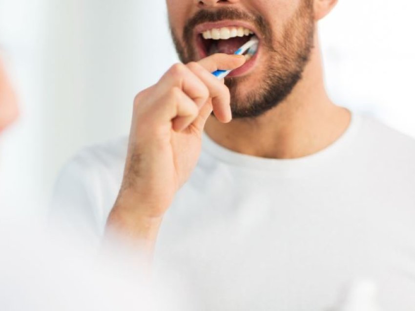 Kur është më mirë të lani dhëmbët, para apo pas mëngjesit?