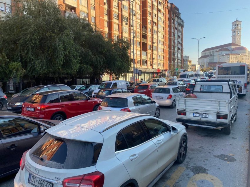 ​Prishtina e ngarkuar me automjete, vetëm transporti publik e shpëton nga kolonat