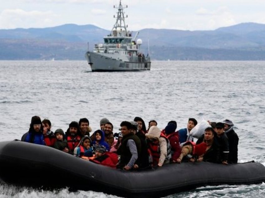 Rojet bregdetare shpëtojnë 24 emigrantë në brigjet greke, mes tyre edhe 6 fëmijë