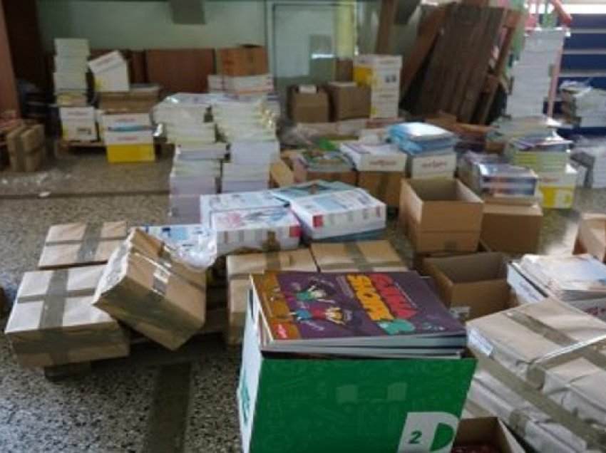 ​Drejtori i Arsimit në Suharekë thotë se procesi i furnizimit me libra mund të zgjasë deri në tetor