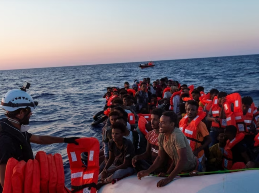 Italia ashpërson ligjet e azilit mes valës në rritje të migrantëve