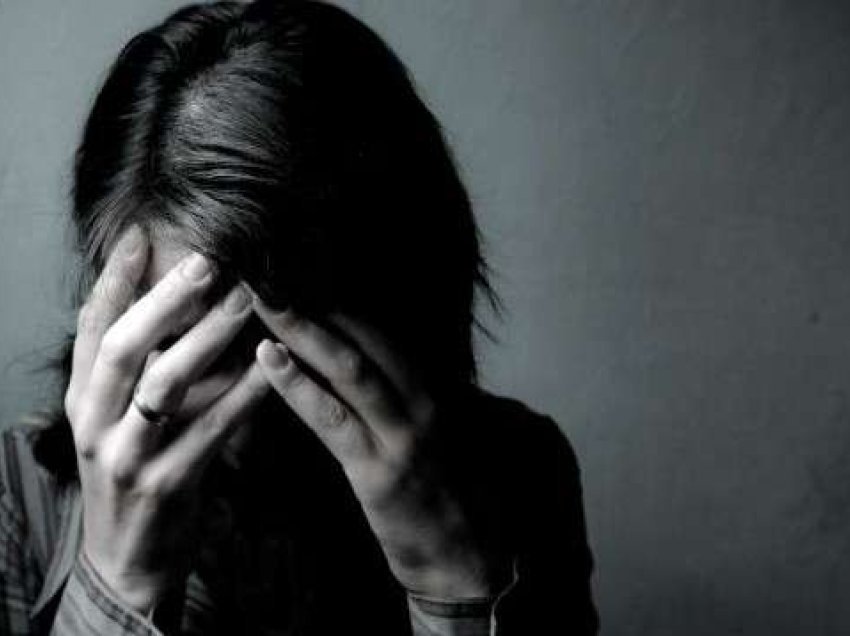 E tmerrshme: 19-vjeçarja sulmon me thikë nënën e saj në Fushë Kosovë