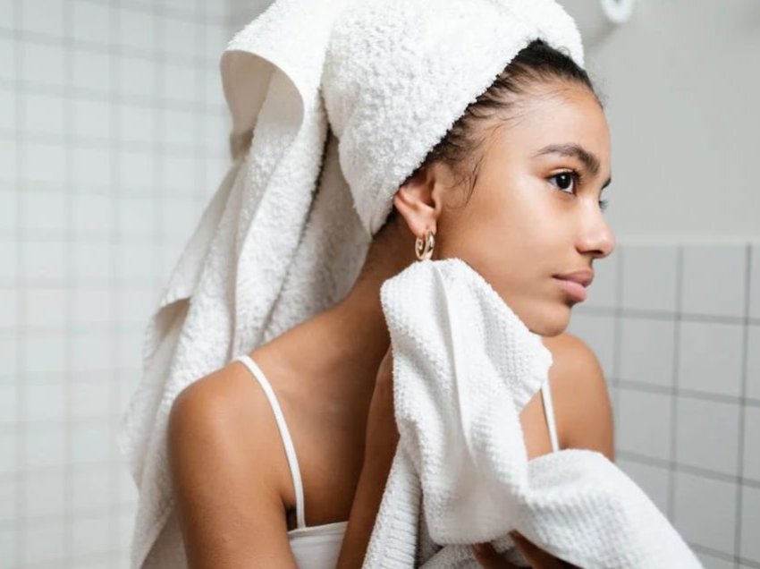 A është e shëndetshme ta lani fytyrën gjatë dushit? Ekspertët me mendime të ndara