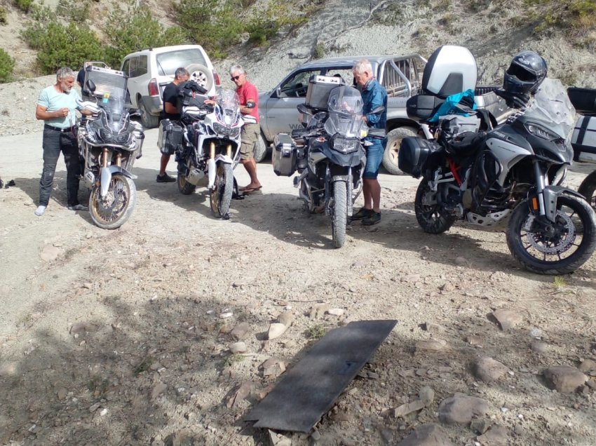Humbën rrugën në malet e Skraparit, gjenden pas 12 orësh kërkimesh 6 turistët e huaj