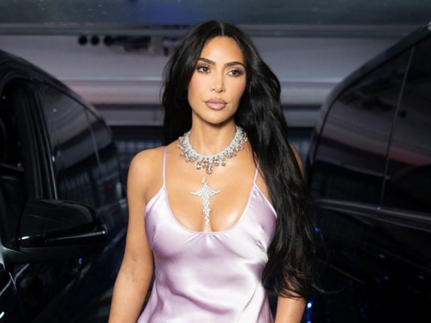 Kim Kardashian shkëlqen në Javën e Modës në Paris, por një mos-funksionim i veshjes bën që gjoksi i saj të vihet në dukje