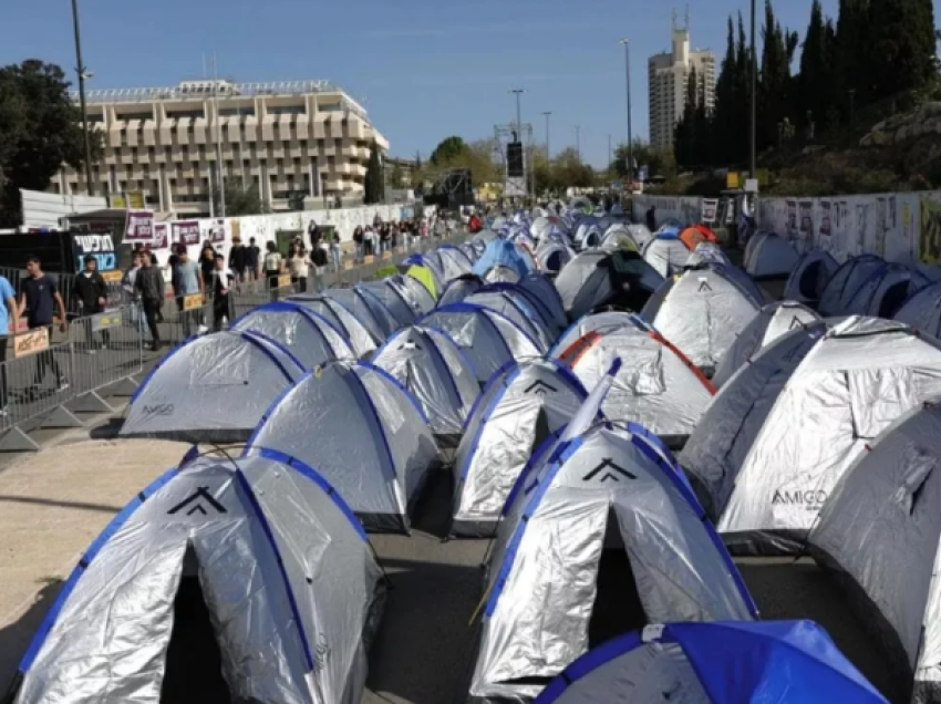 “Mos u ktheni në shtëpi pa sjellë pengjet”, protestuesit izraelitë ngrejnë qindra tenda para paralmentit! Kushti që i vendosin Netanyahut