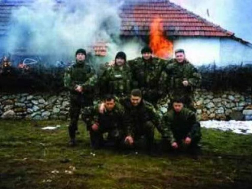 Prokurori serb kërkon dënime me burg për ish-ushtarët e akuzuar për vrasjet civilëve shqiptarë në fshatrat e Pejës
