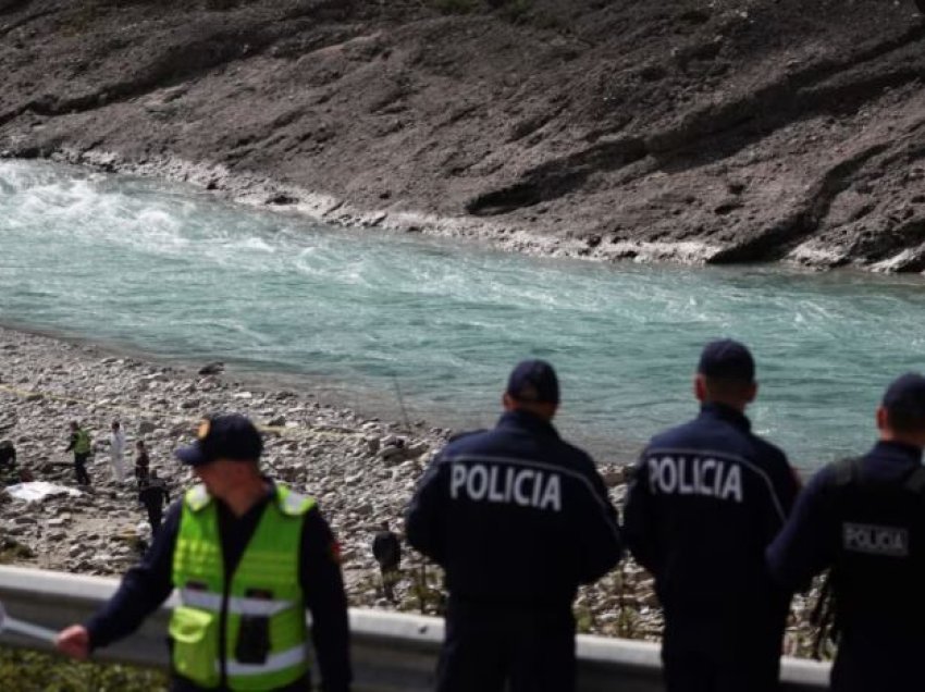 Aksidenti me emigrantët në Shqipëri ndez polemika për trafikimin me njerëz