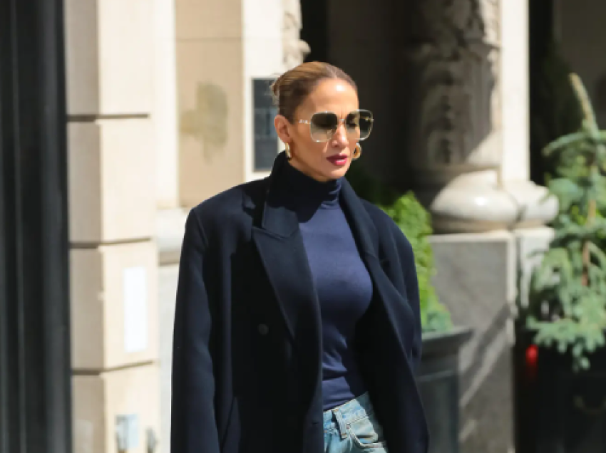 Me njolla dhe të zbehta, por xhinset e Jennifer Lopez kushtojnë mbi 500 euro