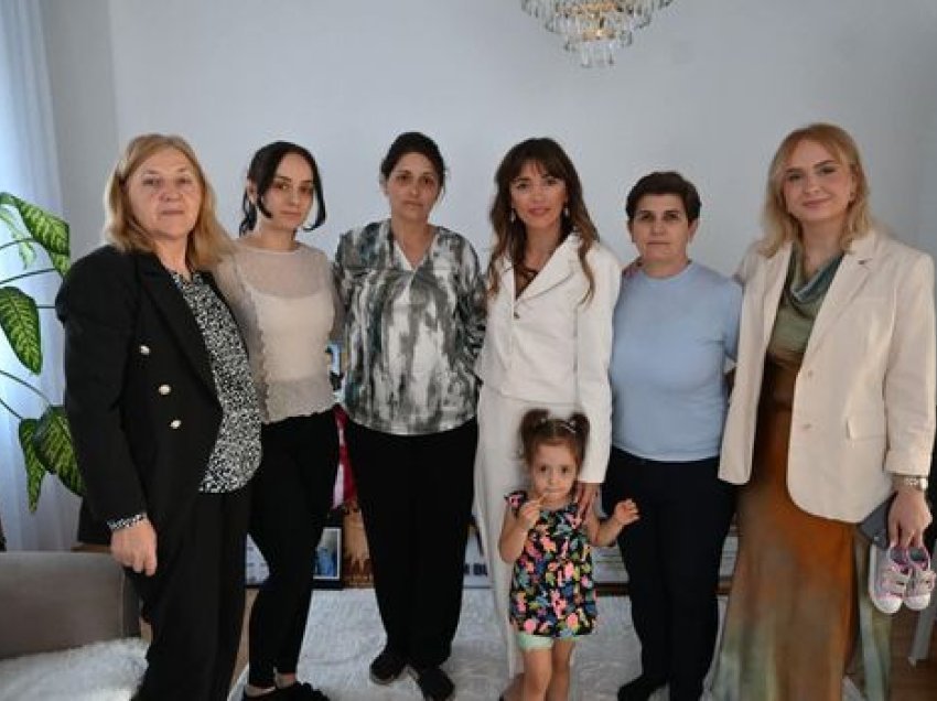Ministrja Haxhiu shkon për Bajram te familja e heroit Afrim Bunjaku