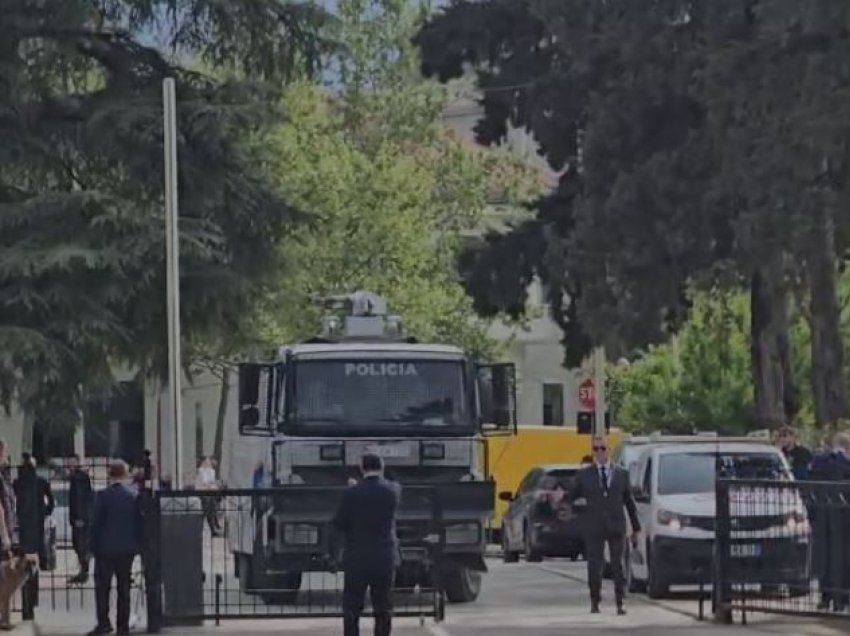 Dosja 5D/ Opozita paralajmëroi protestë tek Bashkia e Tiranës, Kuvendi “blindohet”! Autobotë në hyrje të Parlamentit