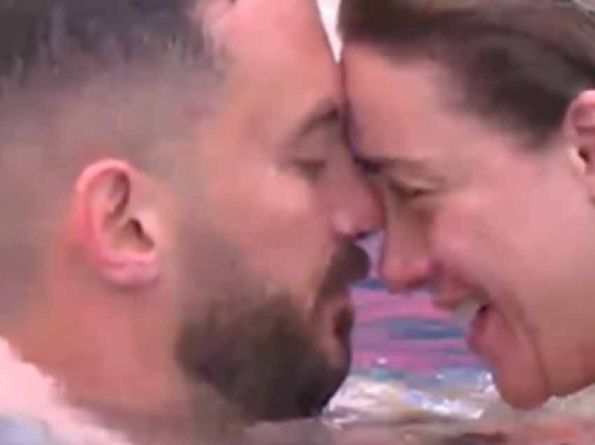 Puthje e përqafime në pishinë mes Romeos dhe Heidit 